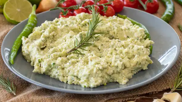 Girit Ezmesi Tarifi: Pratik ve Lezzetli Meze