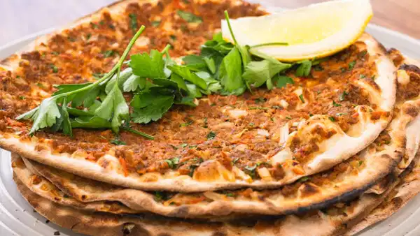 Glütensiz Lahmacun Tarifi: Klasik Lezzet Artık Herkes İçin