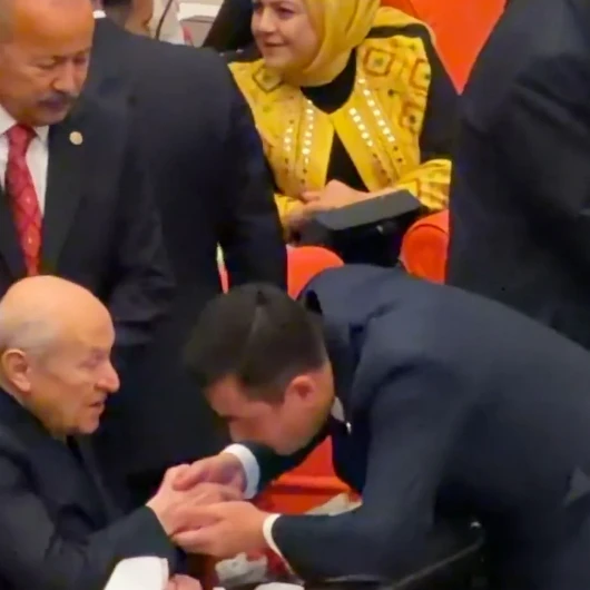 Gökçek, Bahçeli'nin Elini Öptü: Meclis'te Hürmet Sahnesi