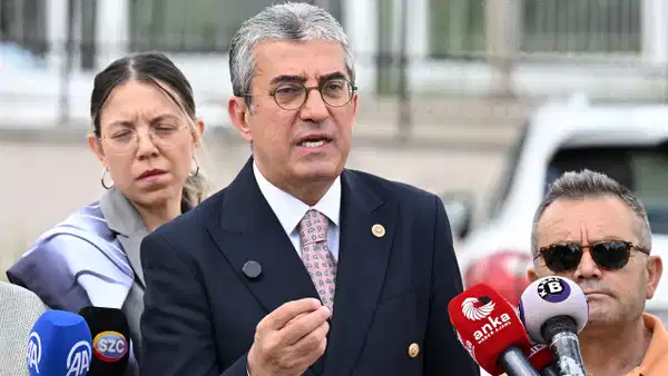 Gökhan Günaydın: 'Gece yarısı tabela söken Meclis, şimdi düzeltmeli