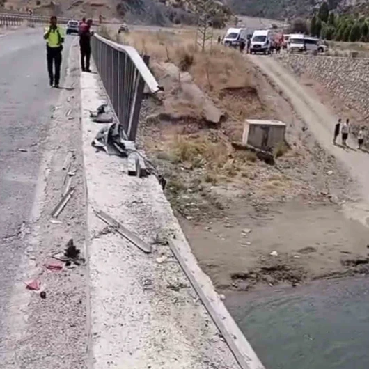 Göksu Çayı'na otomobil düştü: Çocuk bariyer parçasıyla yaralandı