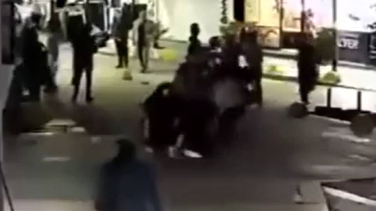 Gölcük'te Anne ve Kızına Sokak Ortasında Saldırı: 'Annemi Bırakın