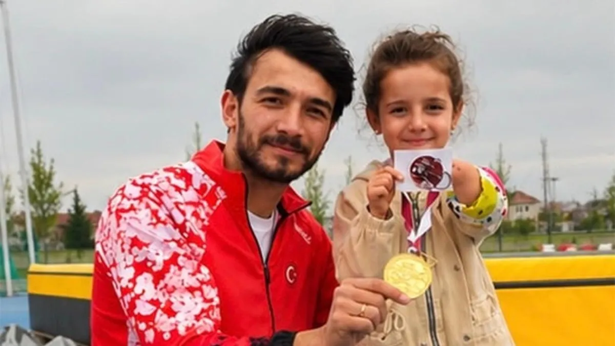Gönüllerin Şampiyonu Ela'ya Madalyasını Hediyeledi