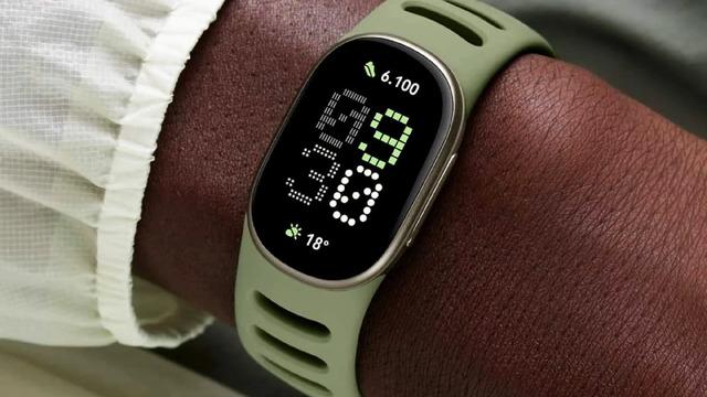 Google'dan Ekranlı Akıllı Bileklik: Fitbit Edge Tanıtıldı