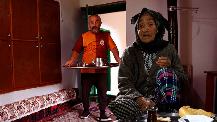 Görme ve İşitme Engelli Ömer, 94'lük Annesine Bebek Gibi Bakıyor