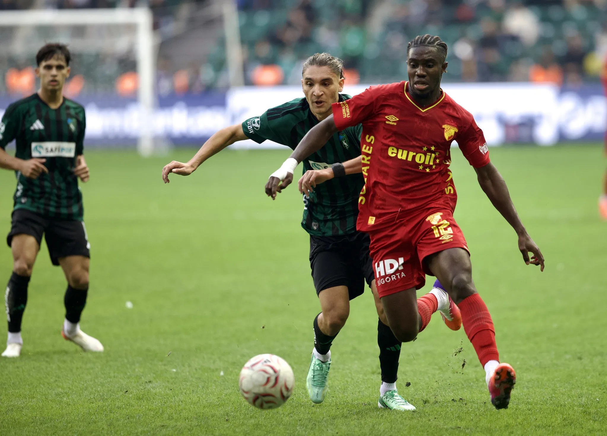 Göztepe deplasmanda Kocaelispor'u 2-1 mağlup etti