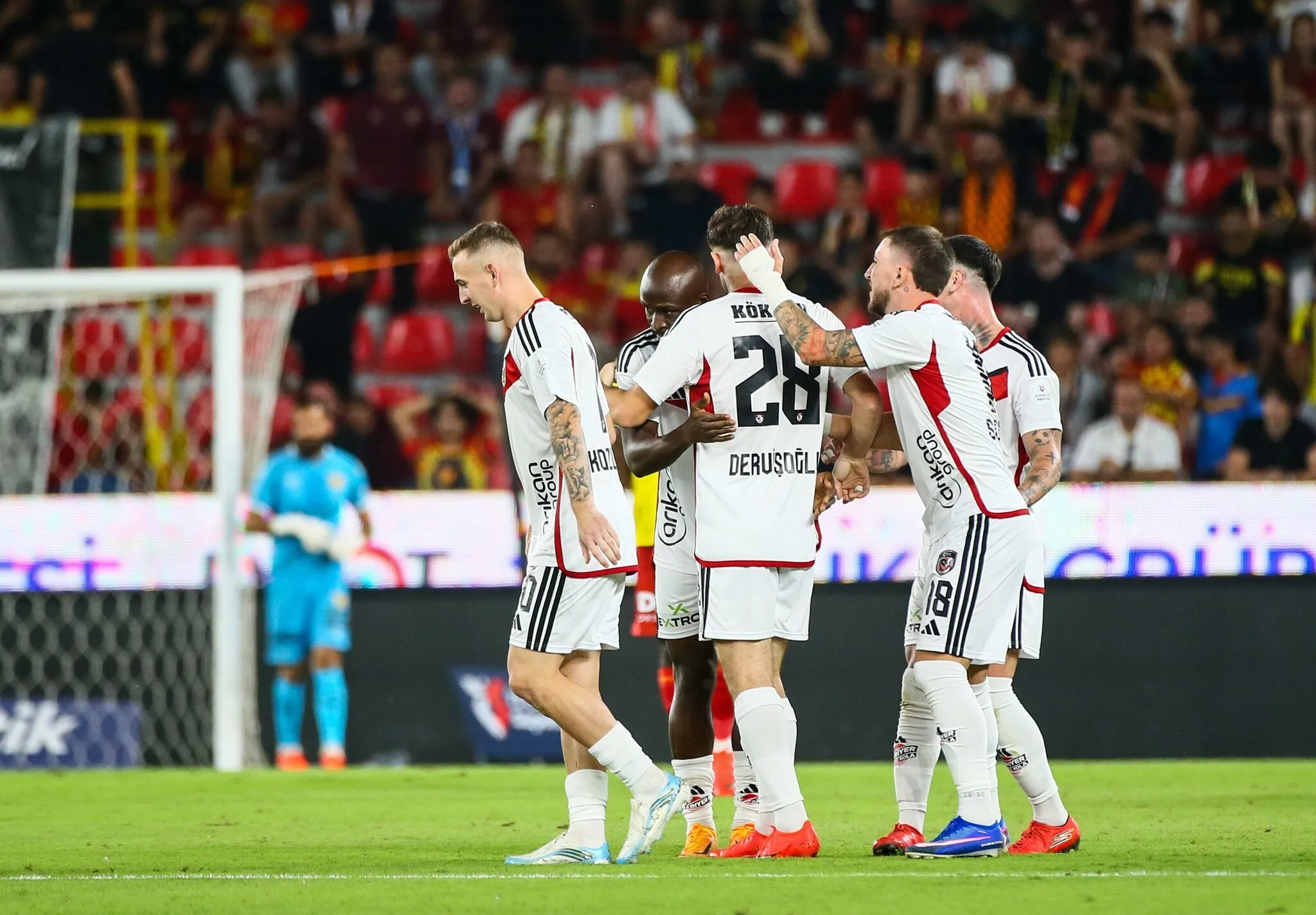 Göztepe Gaziantep FK Maçı: Gol Yağmuru ve Hakem Tartışmaları