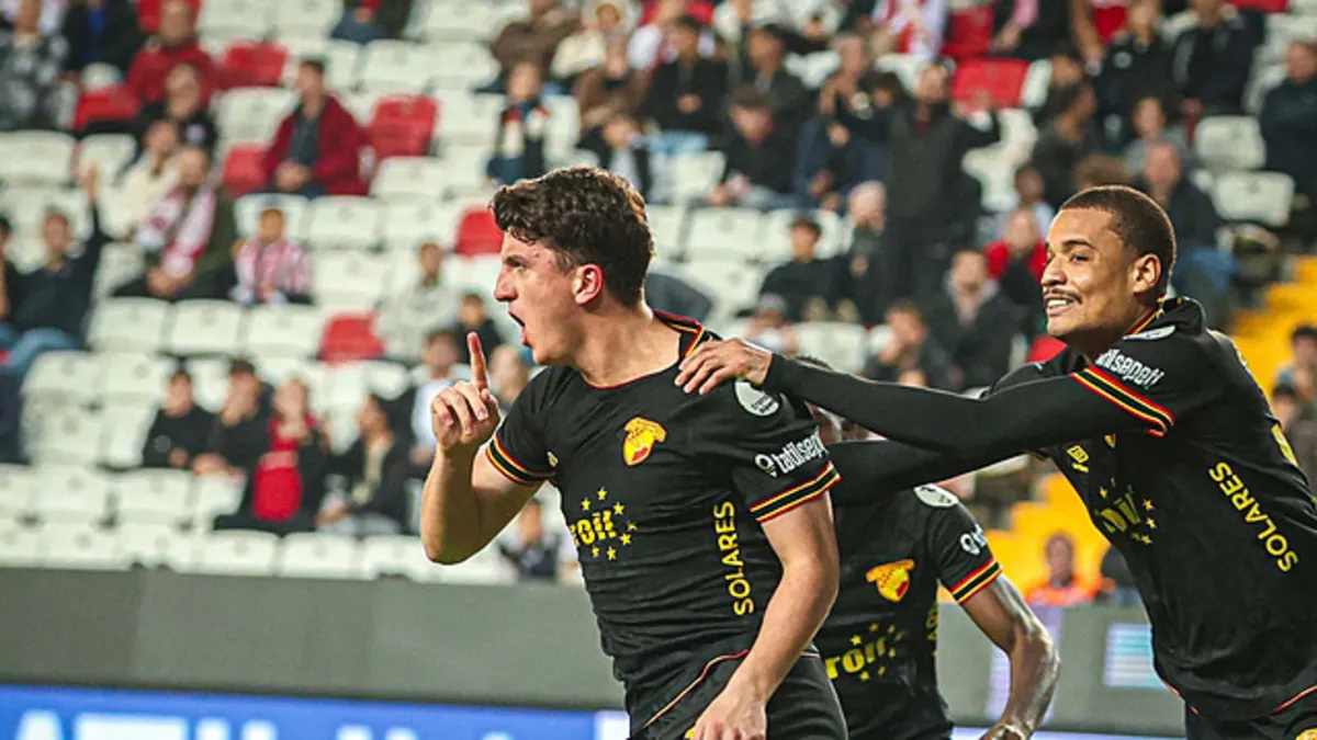 Göztepe'de stoper Taha ve sağ bek Ogün takımda kalıyor