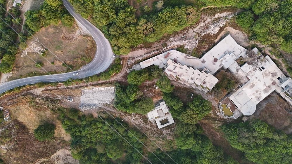 Grand Kartal Otel sahibinin ruhsatsız lojmanı yıkıldı