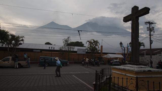 Guatemala'da Fuego Yanardağı Faaliyete Geçti: Tahliye Emri Verildi