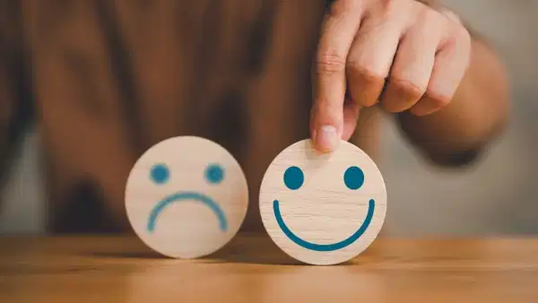 Gülümseyen Depresyon: Dışarıdan Mutlu, İçten Tükenmiş