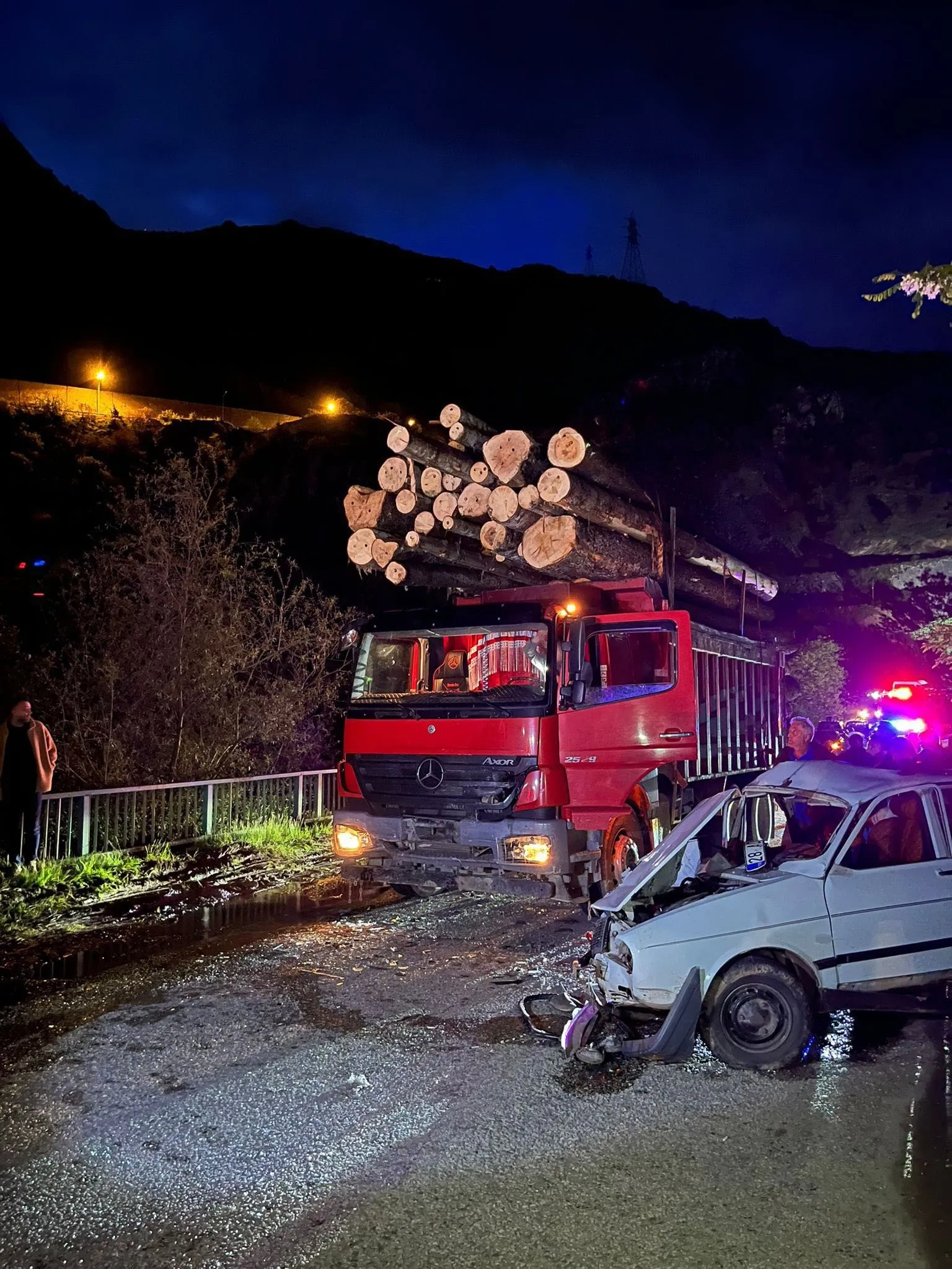 Gümüşhane'de kamyon ve otomobil kafa kafaya çarpıştı: 3 yaralı