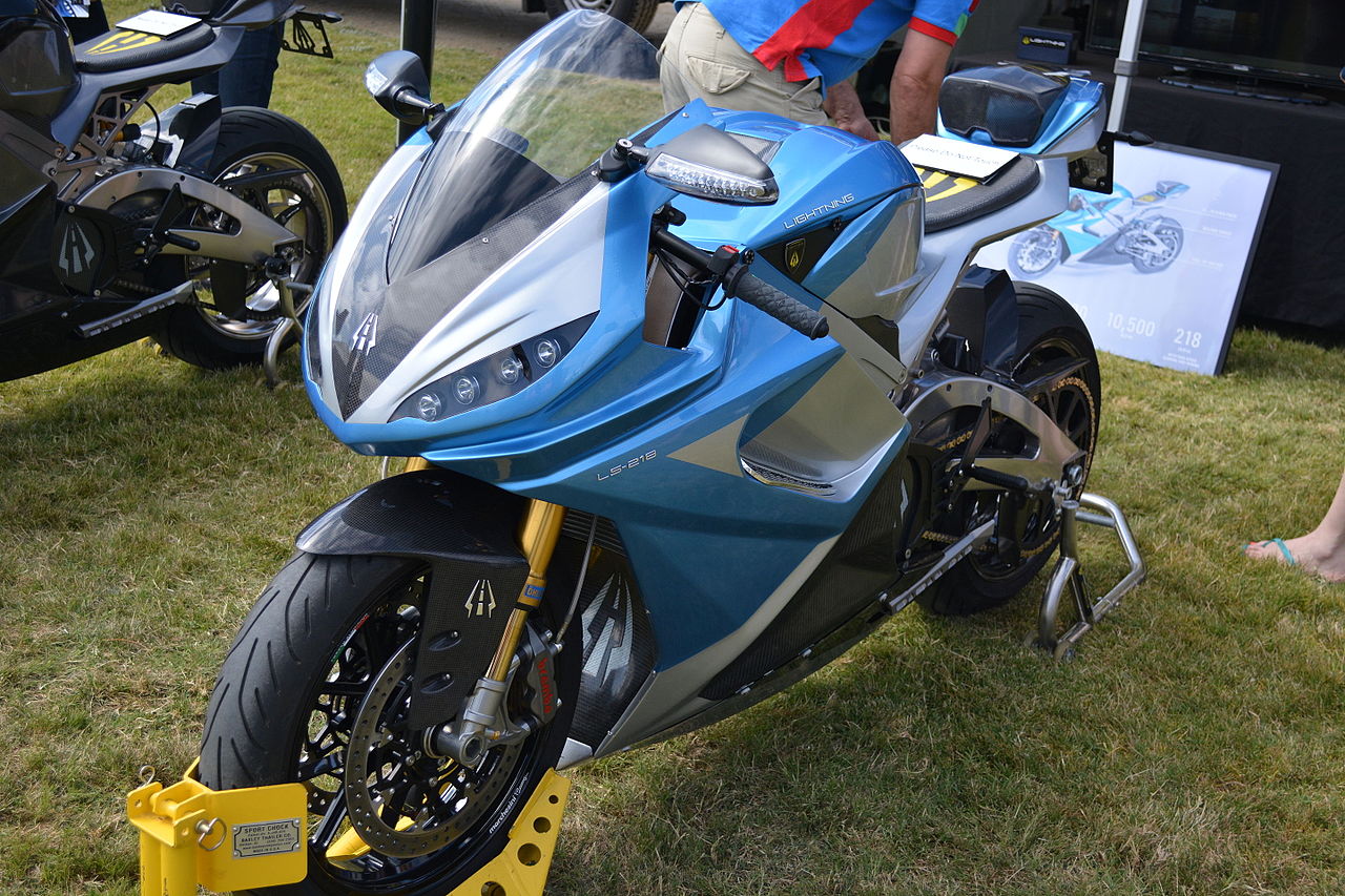 Güneş paneli taktığı elektrikli motosikletle ücretsiz yolculuk