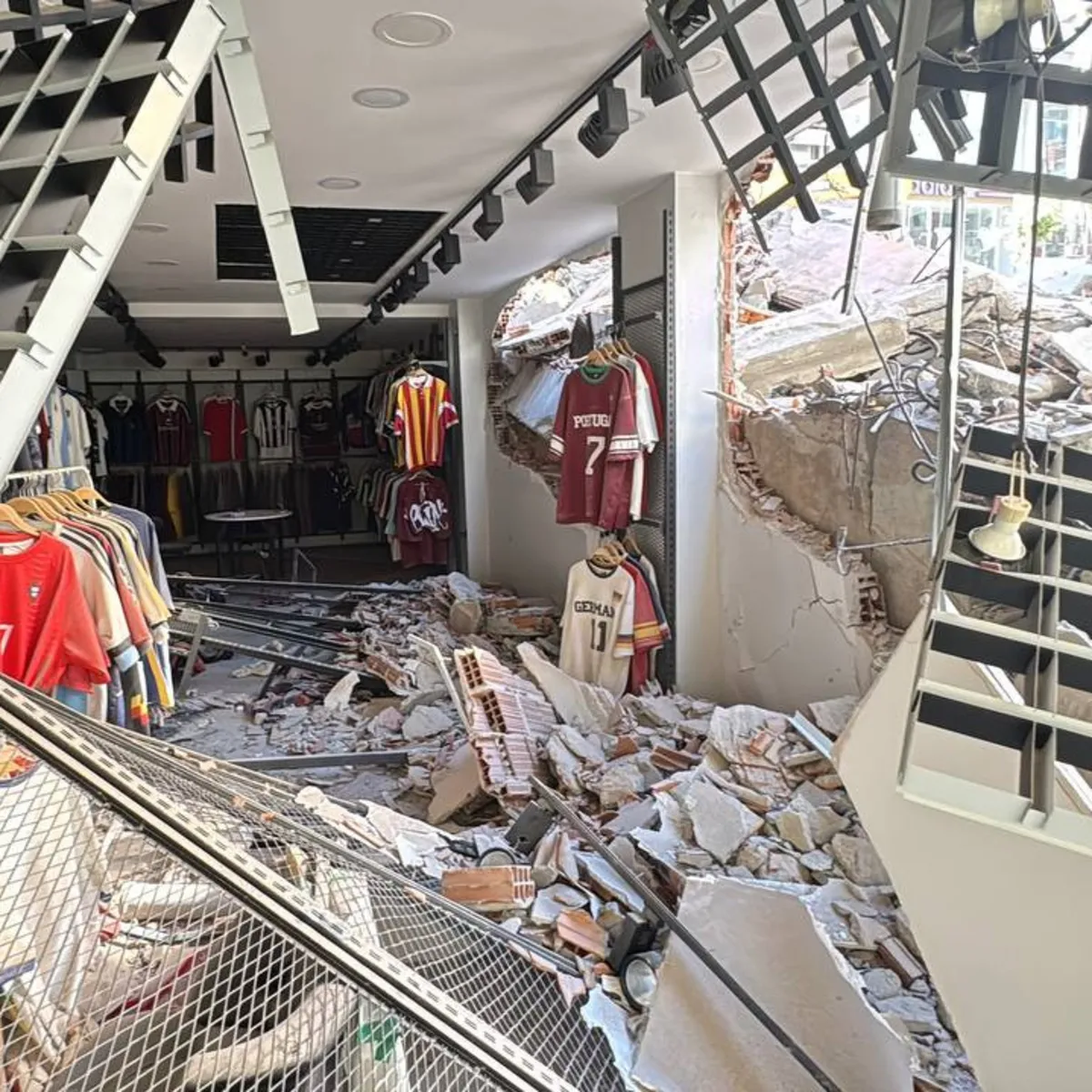 Güngören'de kentsel dönüşümde bina çöktü: 2 apartman tahliye edildi