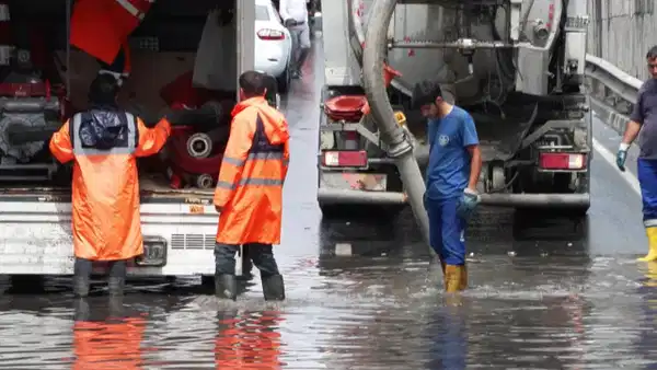 Güngören'de alt geçit su altında: Sürücüler zor anlar yaşadı