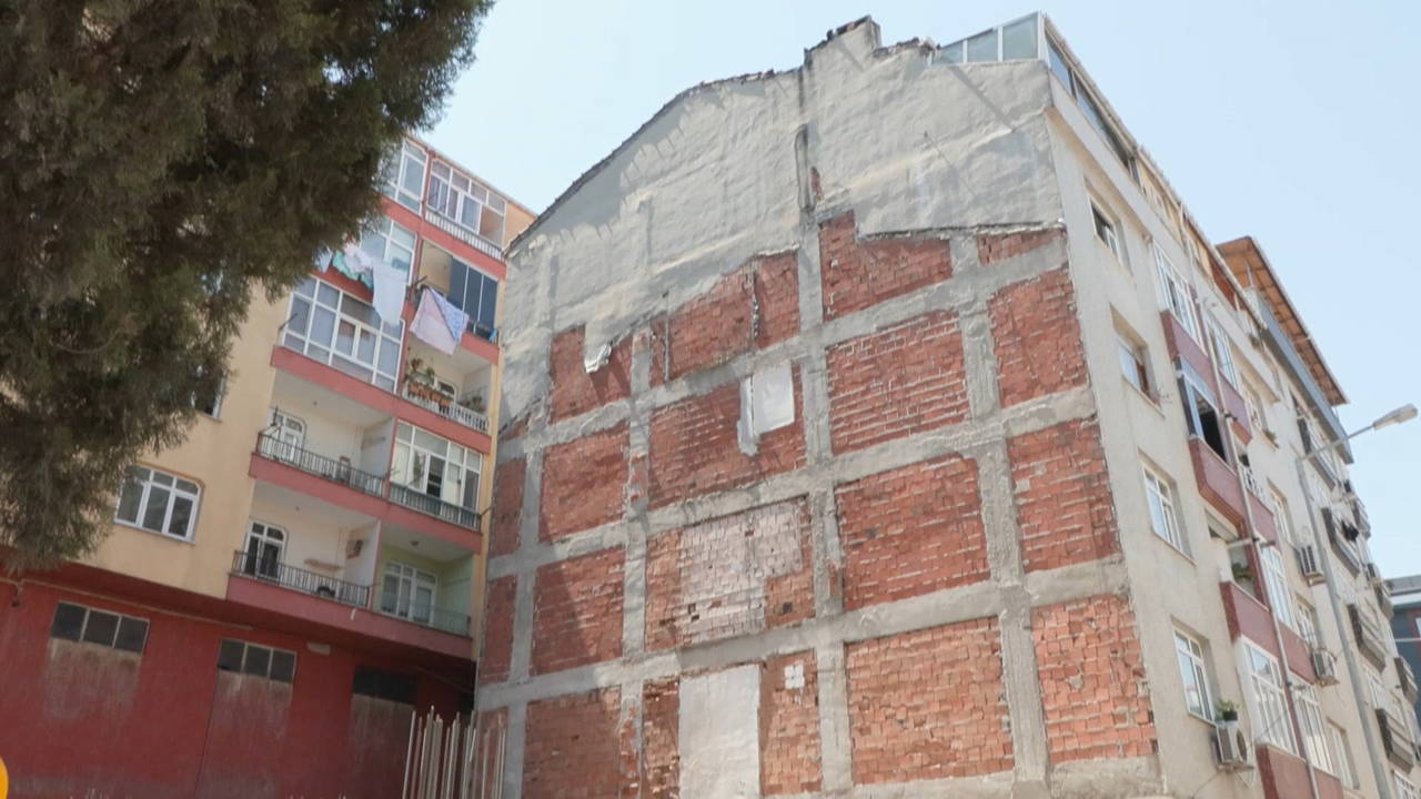 Güngören'de riskli binanın mührü kırıldı: 'Yıkılabilir