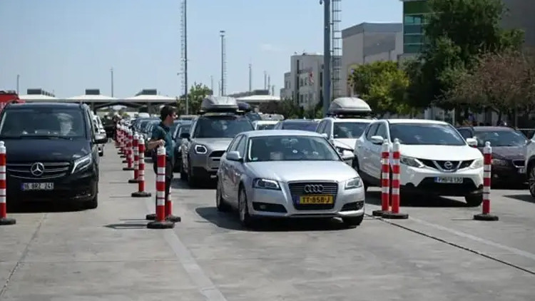 Gurbetçilerin Dönüş Yolculuğu: Sınır Kapılarında Yoğunluk