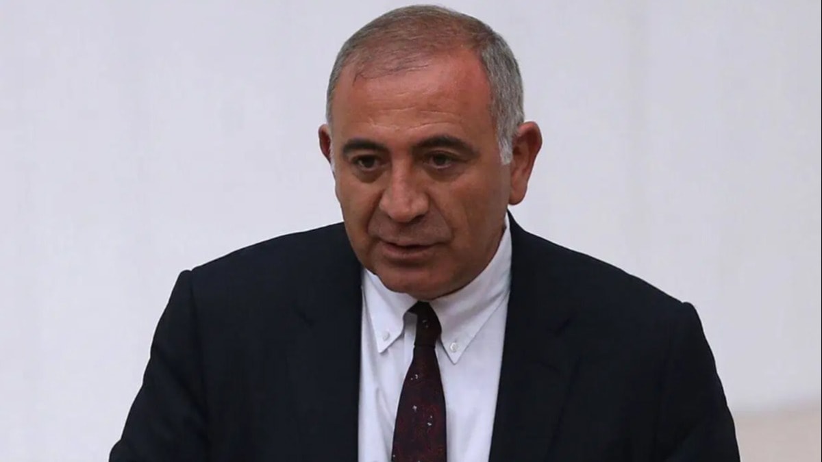 Gürsel Tekin görevine son verilmesine rağmen görevi bırakmıyor