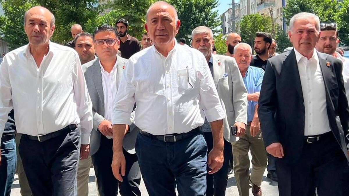 Gürsel Tekin: Parti Değiştiren Belediye Başkanları Nitelikli Dolandırıcı