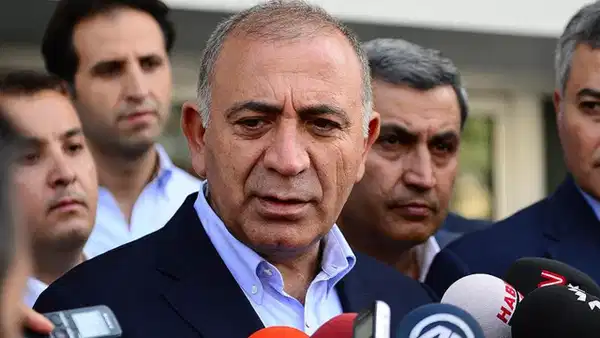 Gürsel Tekin sahte hesapla kendini övmeye çalışırken yakalandı
