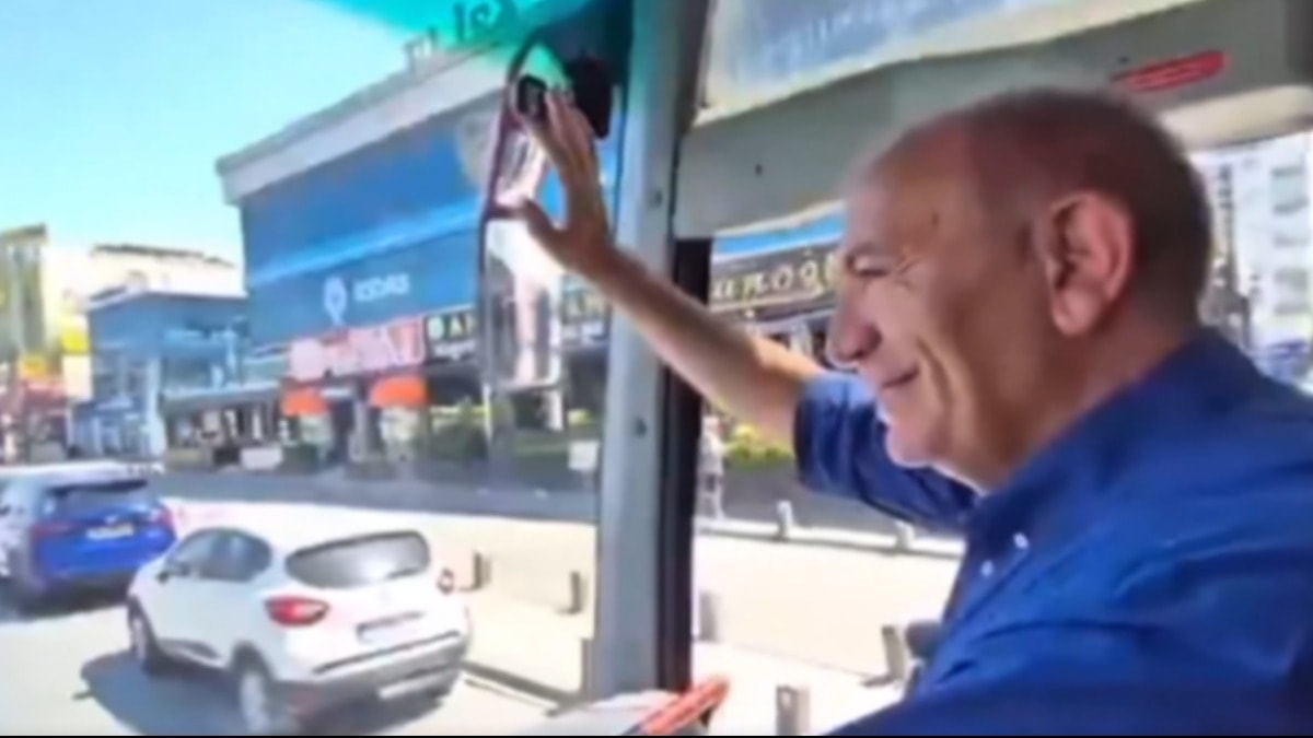 Gürsel Tekin'in Otobüs Selamı Gündem Oldu