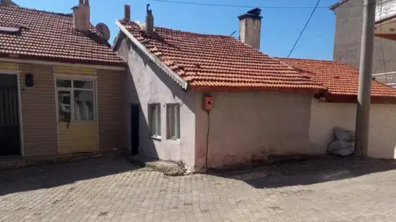 Gürültü kavgasında komşusunu öldürdü, kızını yaraladı
