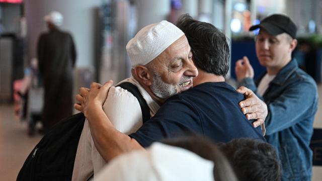 Hacılar yurda döndü: İstanbul Havalimanı'nda duygusal karşılama