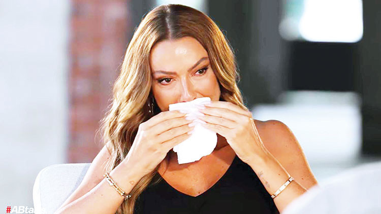 Hadise, kardeşiyle küslüğünü anlattı: Gözyaşlarını tutamadı