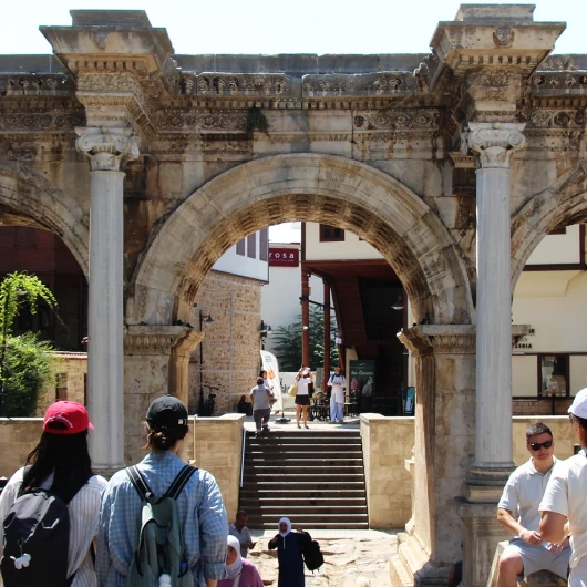 Hadrian Kapısı'nın 1900 Yıllık Sırrı: Antalya'nın Tarihi Mirası