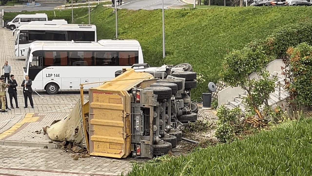 Hafriyat Kamyonu İSKİ Bahçesine Düştü: 2 Yaralı