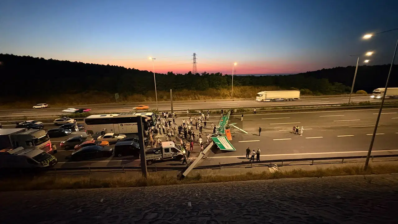Hafriyat kamyonu tabelaya çarptı: Kuzey Marmara Otoyolu trafiğe kapandı