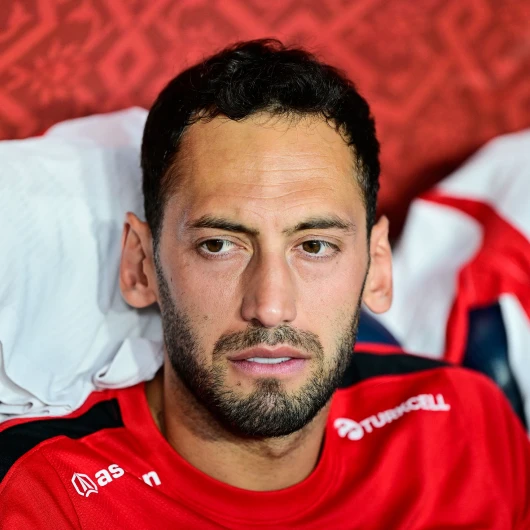 Hakan Çalhanoğlu'ndan Sürpriz Transfer Hamlesi: Son Günde İmza