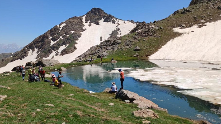 Hakkari'de 3300 Rakımda Buzlu Gölde Yüzdüler