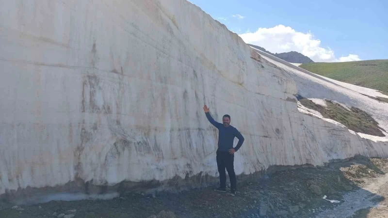 Hakkari'de Haziran Sıcağında 5 Metrelik Kar Manzarası
