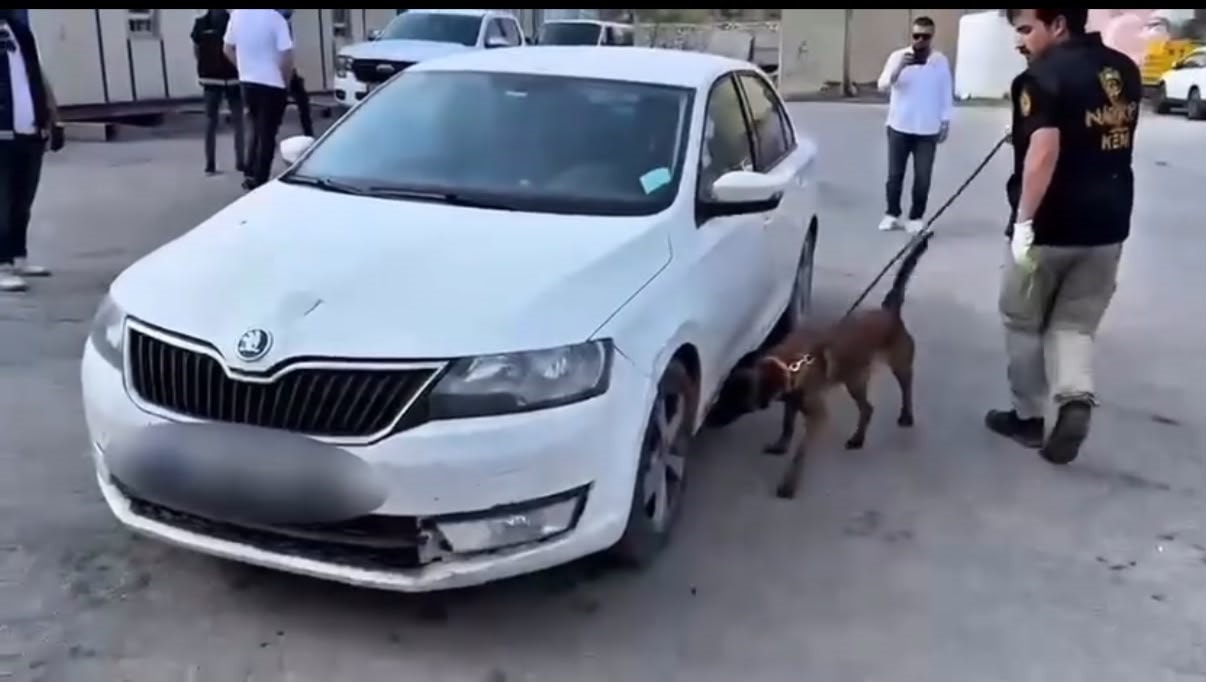 Hakkari'deki kamu görevlisinin aracında 28 kg uyuşturucu bulundu