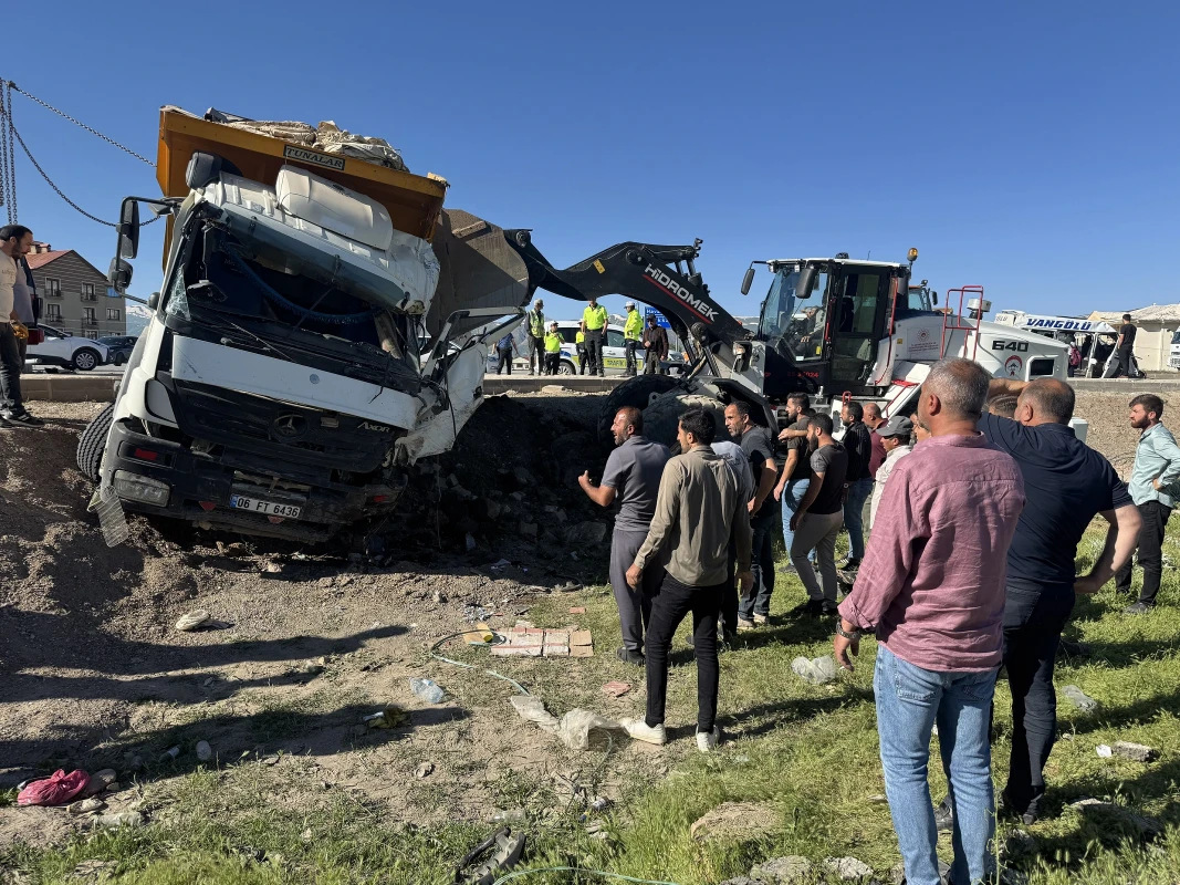 Hakkari’de kamyon ile minibüs çarpıştı: Ölü sayısı 3’e yükseldi