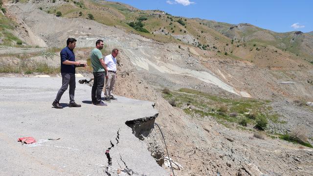 Hakkari-Van yolunda dev heyelan: 8 milyon metreküp toprak kaydı