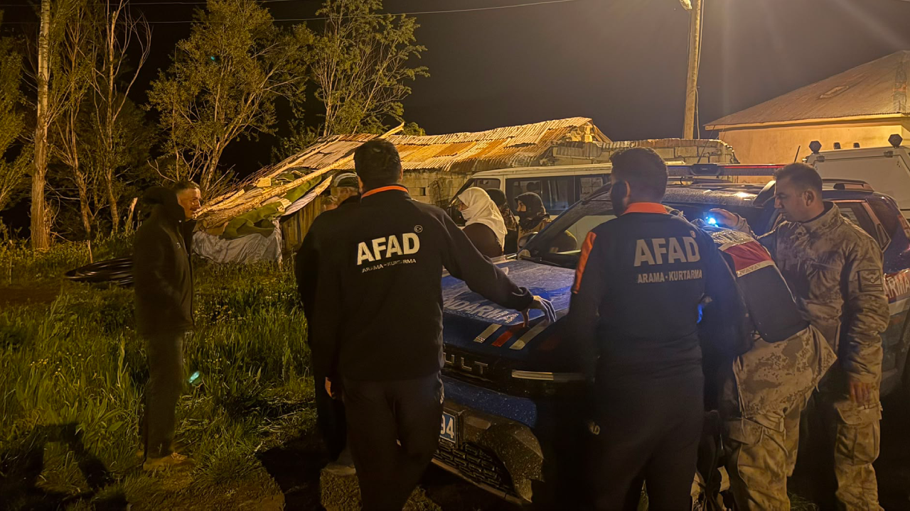 Hakkari'de yaylada mahsur kalan 8 kişi kurtarıldı