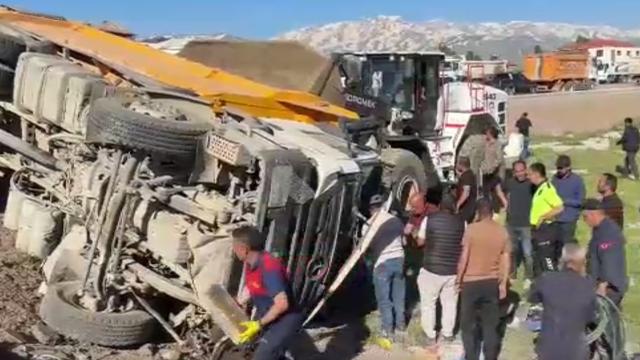 Hakkari'de yolcu minibüsü ile kamyon çarpıştı: 2 ölü