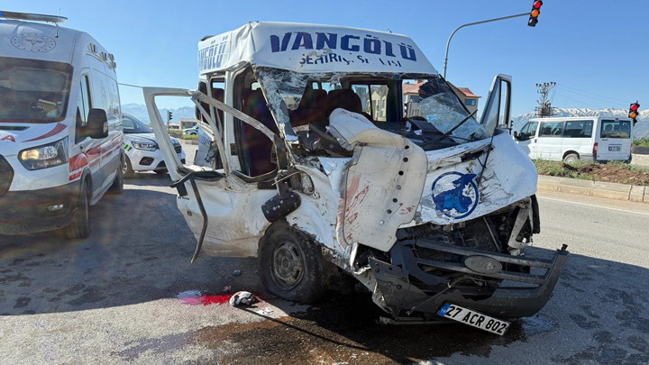 Hakkari'de kamyon ile minibüs çarpıştı: 2 ölü, 3 yaralı