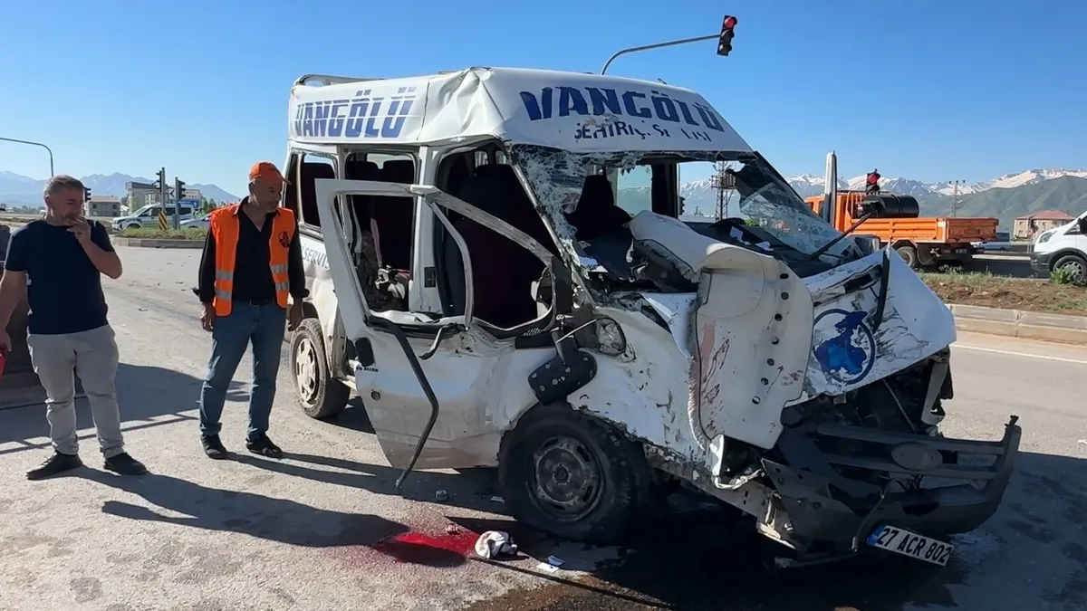 Hakkari Yüksekova'da kamyon ile minibüs çarpıştı: 3 can kaybı