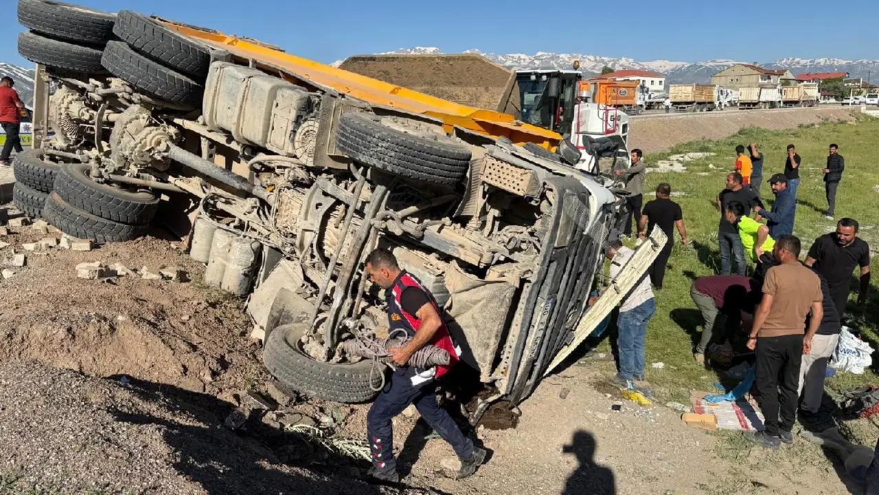 Hakkari Yüksekova'da Minibüs Kamyon Çarpıştı: 2 Ölü, 3 Yaralı