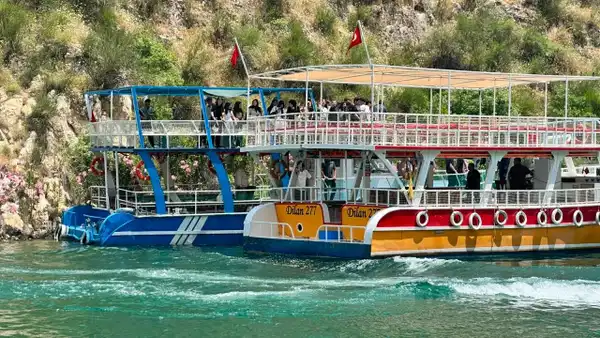 Halfeti’de tur teknesi arızalandı: 40 yolcu jandarma tarafından kurtarıldı