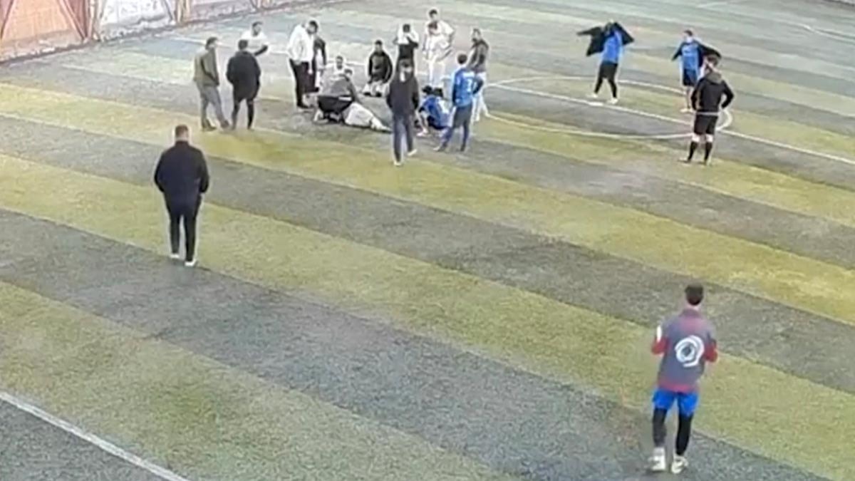 Halı sahada fenalaşan oyuncunun dilini işletme sahibi kurtardı