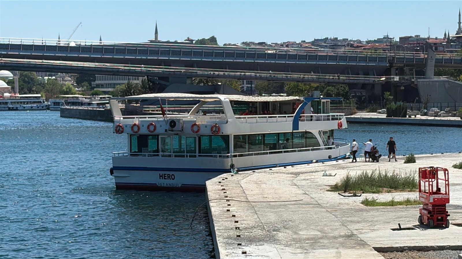 Haliç'te tur teknesi köprü ayağına çarptı: Bir kişi denize düştü