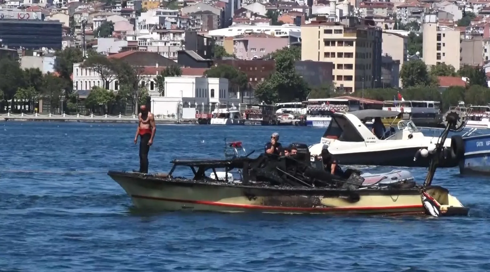 Haliç'te tekne yangını: Baba ve oğul canlarını kurtardı
