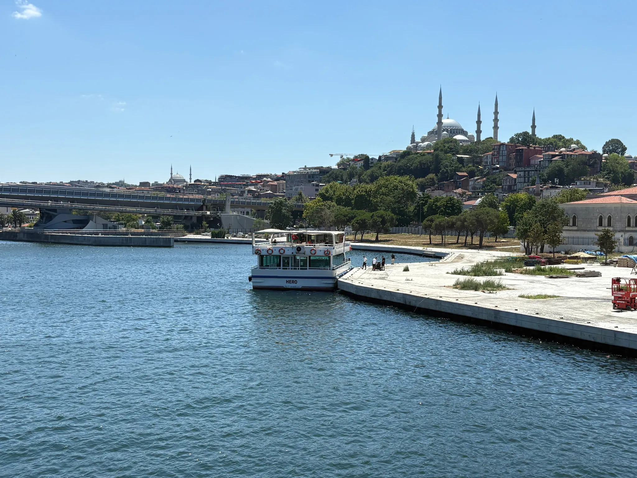 Haliç'te tur teknesi köprü ayağına çarptı: Personel denize düştü