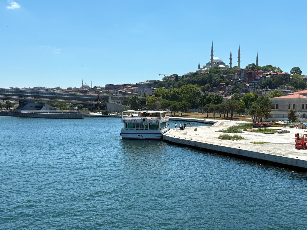 Haliç'te tur teknesi köprü ayağına çarptı, personel denize düştü