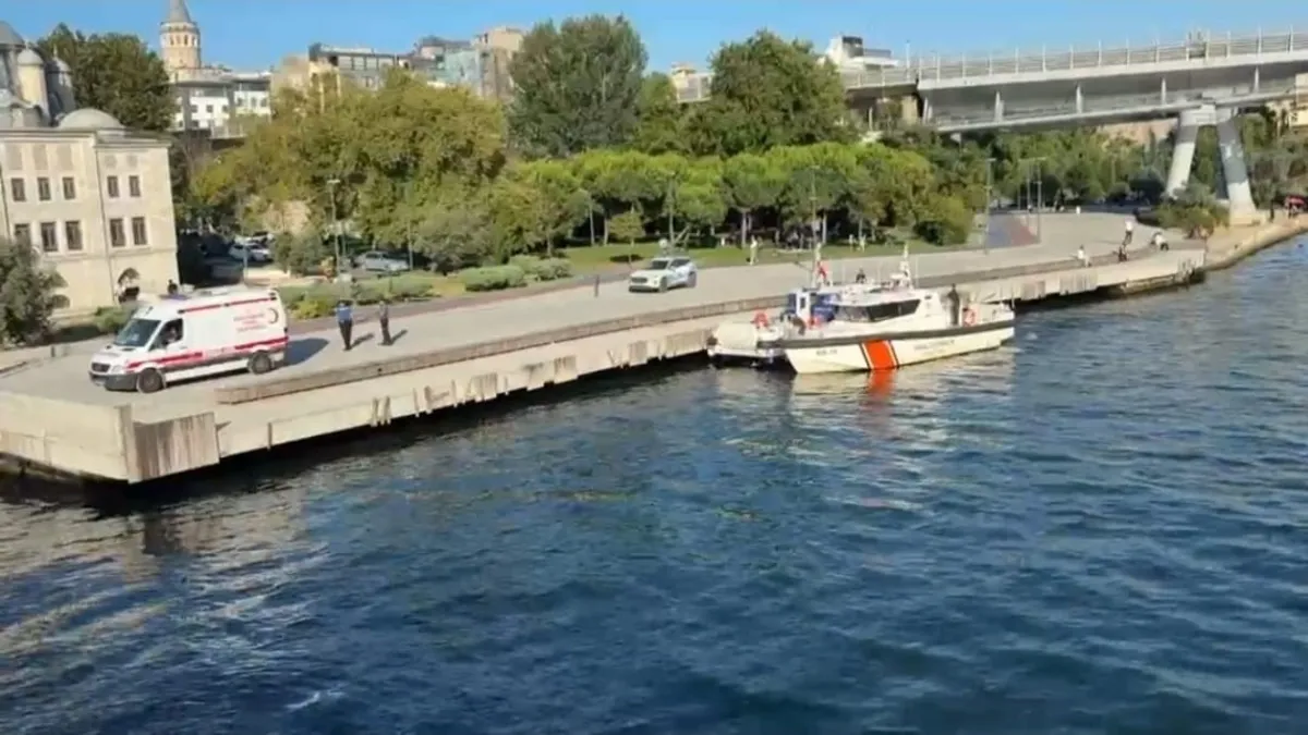Haliç'te tur teknesi köprüye çarptı: 1 ölü