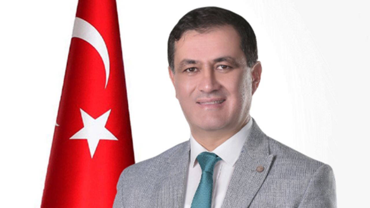 Halil Öztürk Kimdir? Elmalı Belediye Başkanı AKP'ye Katıldı
